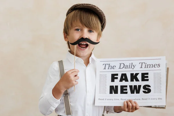 Newsboy Krzyczy Tle Grunge Chłopak Sprzedający Fałszywe Wieści Dziecko Klasycznym — Zdjęcie stockowe