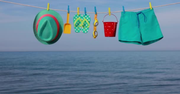 Objetos Praia Pendurados Contra Céu Azul Mar Movimento Lento — Vídeo de Stock