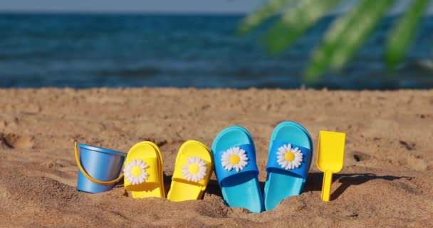 Praia Flip Flops Areia Amarela Contra Mar Azul Movimento Lento — Vídeo de Stock