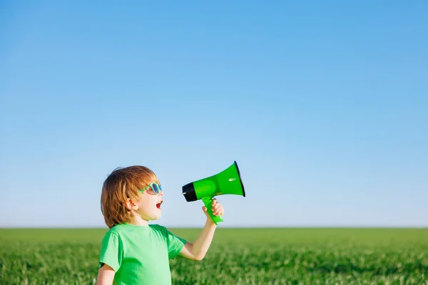 Glückliches Kind Das Vor Blauem Sommerhimmel Durch Lautsprecher Schreit Kind — Stockfoto