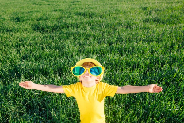 春の緑のフィールドで屋外で遊んで幸せな子供 笑顔の子供は青空を背景に楽しんで — ストック写真
