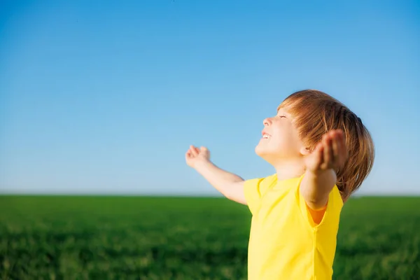 Gelukkig Kind Spelen Buiten Het Voorjaar Groene Veld Glimlachend Kind — Stockfoto