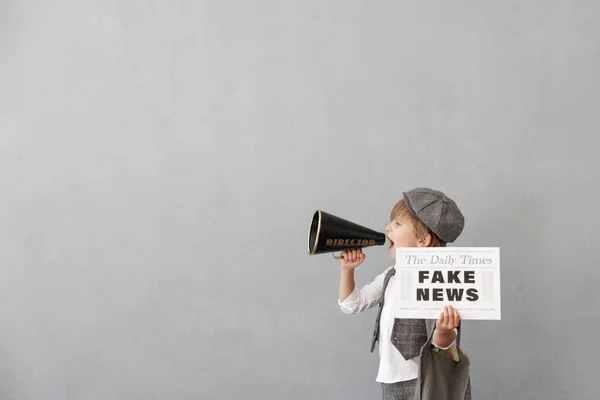 Newsboy Krzyczy Przez Głośnik Tle Grunge Chłopak Sprzedający Fałszywe Wieści — Zdjęcie stockowe