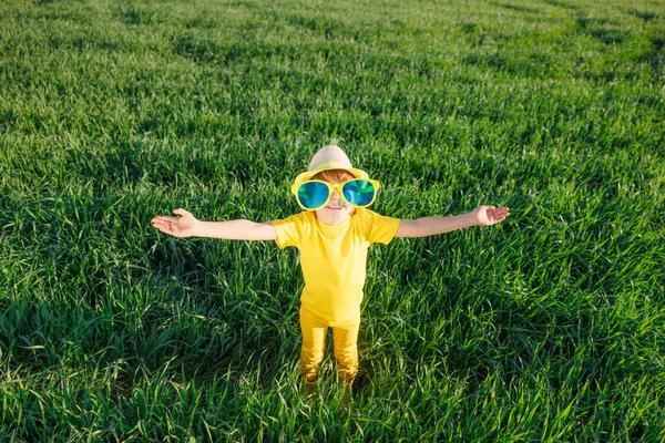Šťastné Dítě Hraje Venku Jarním Zeleném Poli Usmívající Dítě Těší — Stock fotografie