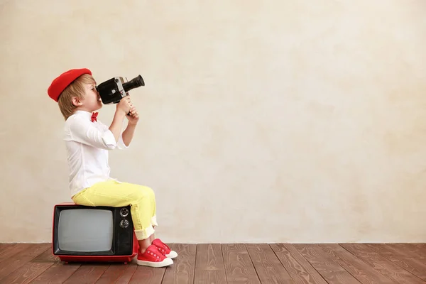 Grunge Wall Arka Planında Eski Model Kamera Tutan Komik Çocuk — Stok fotoğraf