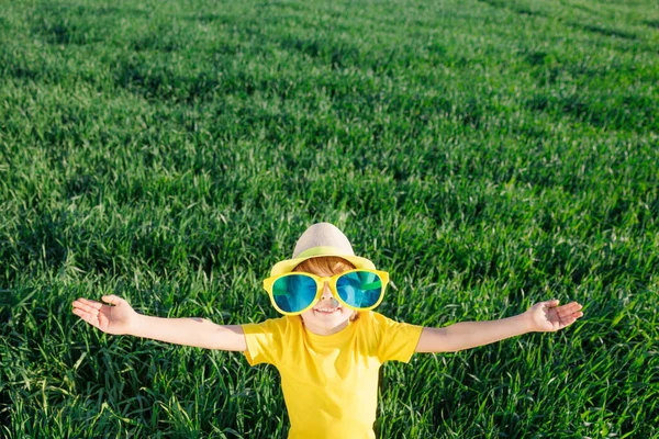 Szczęśliwe Dziecko Bawiące Się Zewnątrz Wiosennym Zielonym Polu Uśmiechnięty Dzieciak — Zdjęcie stockowe