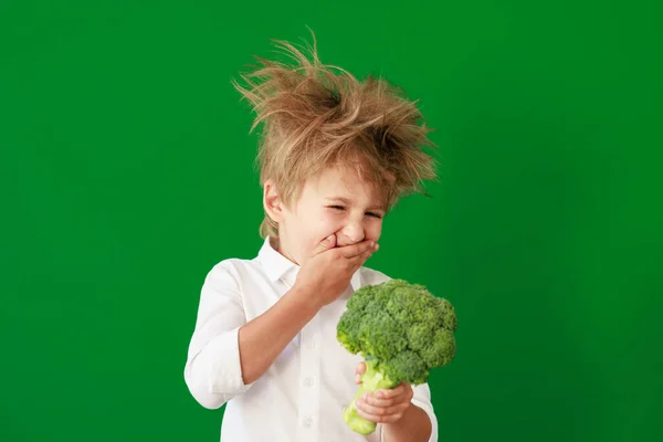 Překvapené Dítě Držící Brokolici Třídě Vtipný Kluk Zeleném Křídovém Pozadí — Stock fotografie