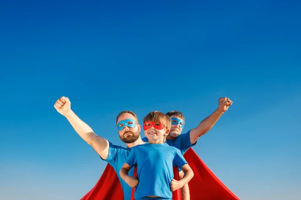 夏の青空に対するシニア 男と子供の屋外 息子はスーパーヒーローのふりをします 人々は一緒に楽しんでいる 家族の休日の概念 幸せな父の日 — ストック写真