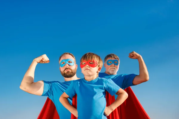 夏の青空に対するシニア 男と子供の屋外 息子はスーパーヒーローのふりをします 人々は一緒に楽しんでいる 家族の休日の概念 幸せな父の日 — ストック写真