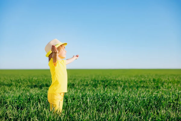Ευτυχισμένο Παιδί Παίζει Εξωτερικούς Χώρους Την Άνοιξη Πράσινο Πεδίο Χαμογελώντας — Φωτογραφία Αρχείου