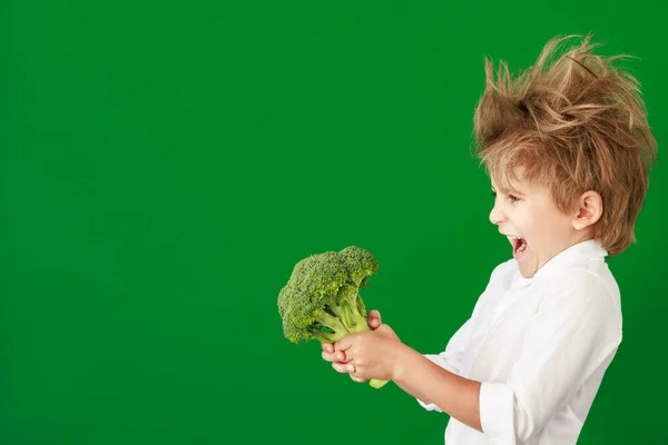 Criança Surpresa Segurando Brócolis Classe Criança Engraçada Contra Fundo Quadro — Fotografia de Stock