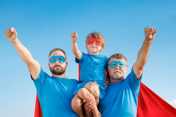 男人和小孩在室外和夏日蓝天对抗 父亲和儿子假装是超级英雄 大家在一起很开心家庭假期的概念 父亲节快乐 — 图库照片