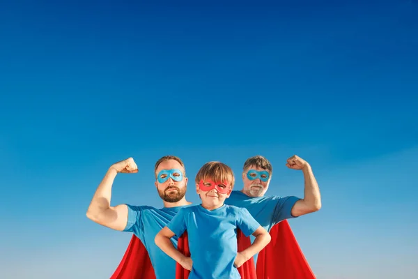 男人和小孩在室外和夏日蓝天对抗 父亲和儿子假装是超级英雄 大家在一起很开心家庭假期的概念 父亲节快乐 — 图库照片