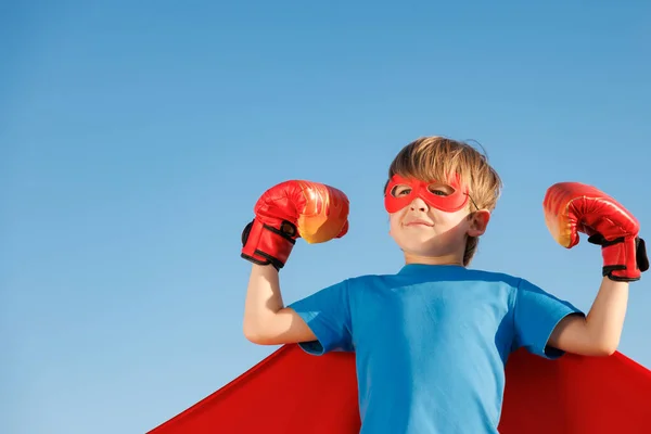 超级英雄的孩子面对着夏日的蓝天 超级英雄男孩在外面玩得开心健康生活方式概念 — 图库照片