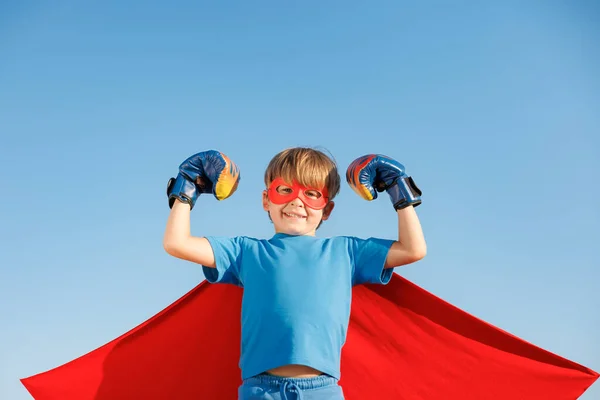 Superhéros Enfant Contre Ciel Bleu Été Super Héros Garçon Avoir — Photo