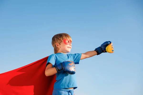 Superhrdinské Dítě Proti Letní Modré Obloze Super Hrdina Chlapec Baví — Stock fotografie