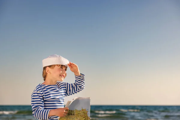 快乐的孩子假装是水手 孩子长出了蓝色的大海和天空 男孩在暑假 儿童持有地图 冒险和旅行概念 — 图库照片
