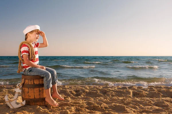 Dítě Předstírá Námořník Dítě Sedící Starém Sudu Pláži Chlapec Prázdninách — Stock fotografie