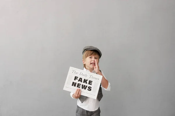 Novinář Křičel Pozadí Grunge Wall Chlapec Prodávající Falešné Zprávy Dítě — Stock fotografie