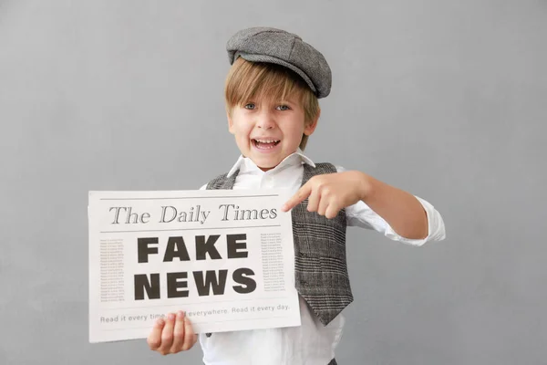 Newsboy Krzyczy Tle Grunge Chłopak Sprzedający Fałszywe Wieści Dziecko Klasycznym — Zdjęcie stockowe