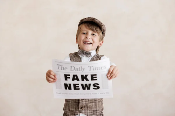 Newsboy Кричить Фон Стіни Гранджу Хлопчик Продає Фальшиві Новини Дитина Стокове Зображення