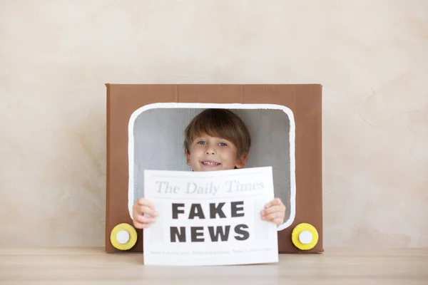 Newsboy Кричить Фон Стіни Гранджу Хлопчик Продає Фальшиві Новини Дитина Ліцензійні Стокові Зображення