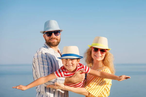 Familia Feliz Divirtiéndose Vacaciones Verano Gente Jugando Aire Libre Madre —  Fotos de Stock