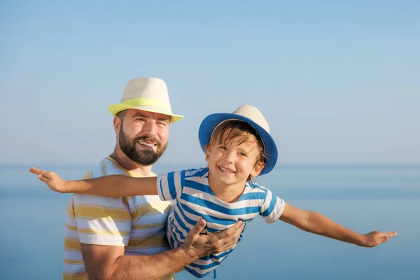 Familia Feliz Divirtiéndose Vacaciones Verano Padre Hijo Juntos Papá Hijo —  Fotos de Stock