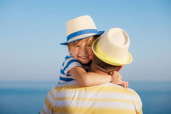 夏休みを楽しんでいる幸せな家族 父と子供が一緒に 青い海と空の背景に対する父と息子 父の日の概念 — ストック写真
