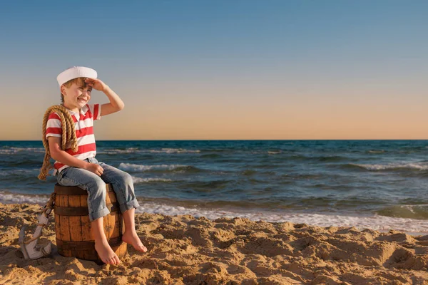 Дитина Прикидається Моряком Малюк Сидить Старому Бочці Пляжі Хлопчик Літніх — стокове фото