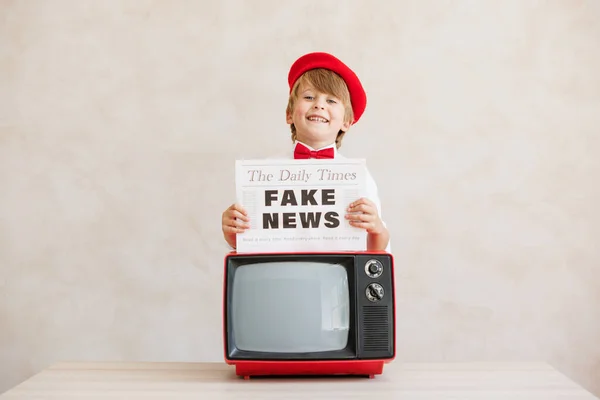 报童在愤怒的墙后面大喊 卖假新闻的男孩穿着老式服装的孩子 小孩拿着报纸社交媒体和因特网神经工作概念 — 图库照片