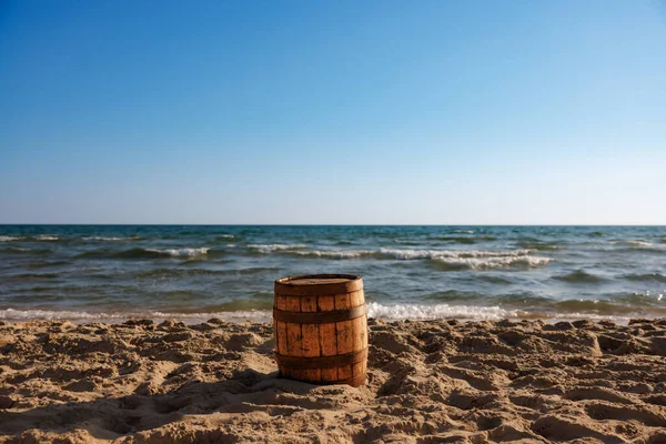 Stara Drewniana Beczka Piratów Piaszczystej Plaży Tle Błękitnego Morza Nieba Zdjęcia Stockowe bez tantiem