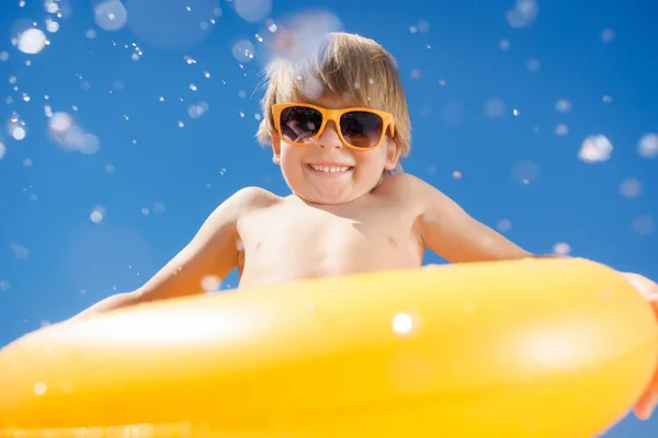 Criança Feliz Divertindo Nas Férias Verão Retrato Visão Ângulo Baixo — Fotografia de Stock