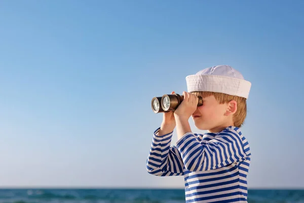 幸せな子供は船員のふりをする 子供は再び青い海と空 夏休みに男の子 双眼鏡で見ている子供 冒険と旅行のコンセプト — ストック写真