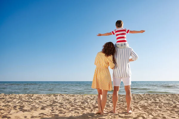 Famiglia Felice Vacanza Estiva Madre Padre Figlio Divertono Sulla Spiaggia — Foto Stock