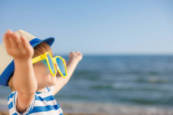 夏休みの幸せな子供 子供はビーチで楽しんでいます 夏休みと旅行のコンセプト — ストック写真