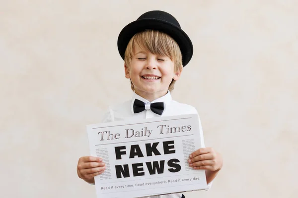 Newsboy Skriker Mot Grunge Wall Bakgrund Pojke Som Säljer Falska — Stockfoto