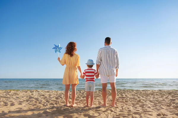 Szczęśliwa Rodzina Wakacjach Matka Ojciec Dziecko Bawią Się Plaży Wakacje Obrazy Stockowe bez tantiem
