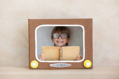 Yönetmen arka planda grunge duvar karşı bağırıyor. Evde oynayan bir çocuk. Klasik kostüm giyen bir çocuk. Çocuk kitabı okuyor. Sosyal medya ve İnternet nerwork kavramı