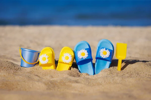 Barnens Flip Flops Stranden Mot Blå Havet Bakgrund Sommarsemester Koncept — Stockfoto
