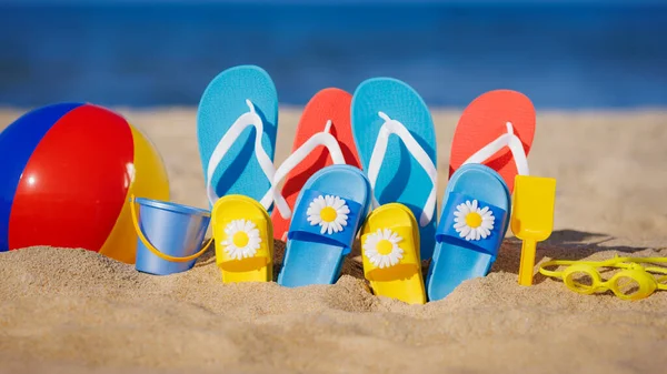 Flip Flops Familiares Bola Praia Snorkel Areia Amarela Contra Fundo — Fotografia de Stock
