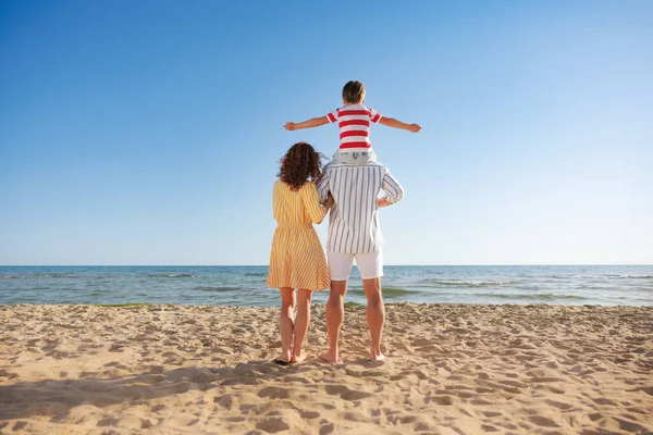 Szczęśliwa Rodzina Wakacjach Matka Ojciec Dziecko Bawią Się Plaży Wakacje — Zdjęcie stockowe