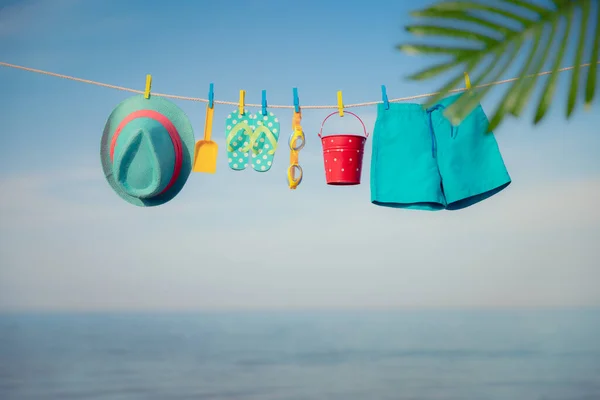 Sombrero Playa Chanclas Gafas Colgando Tendedero Cosas Para Vacaciones Contra —  Fotos de Stock