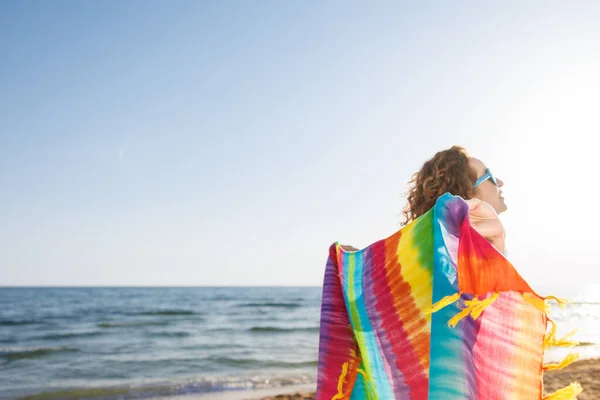Mujer Feliz Vacaciones Verano Persona Divirtiéndose Playa Chica Sosteniendo Tela —  Fotos de Stock