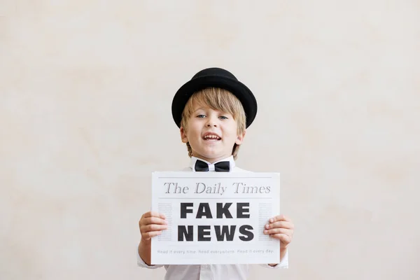 Newsboy Skriker Mot Grunge Wall Bakgrund Pojke Som Säljer Falska Stockfoto