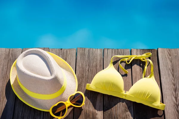 Strandbadpak Zonnebril Houten Achtergrond Dingen Voor Vakantie Tegen Blauw Water — Stockfoto