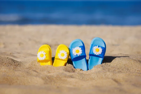 Infradito Bambini Sulla Spiaggia Sullo Sfondo Blu Del Mare Concetto — Foto Stock