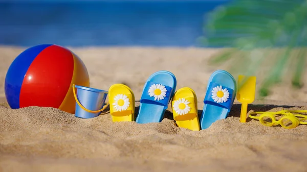 Kinder Teenslippers Strandbal Snorkel Geel Zand Tegen Blauwe Zee Achtergrond — Stockfoto