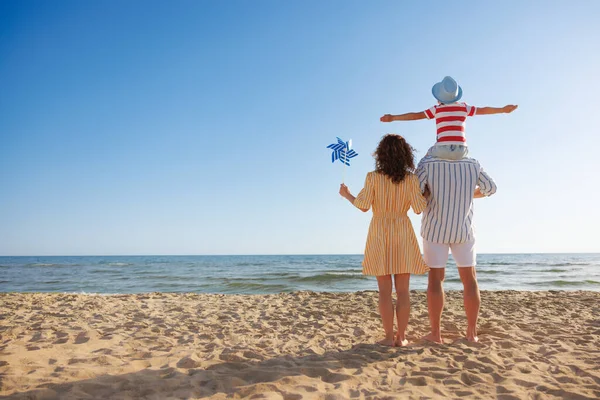 Feliz Familia Vacaciones Verano Madre Padre Hijo Divirtiéndose Playa Vacaciones —  Fotos de Stock