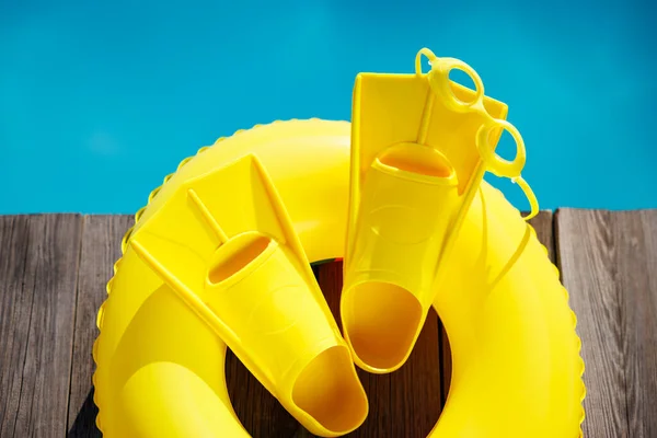 Fippery Brýle Dřevěném Pozadí Věci Dovolenou Proti Modré Vodě Bazénu Stock Obrázky